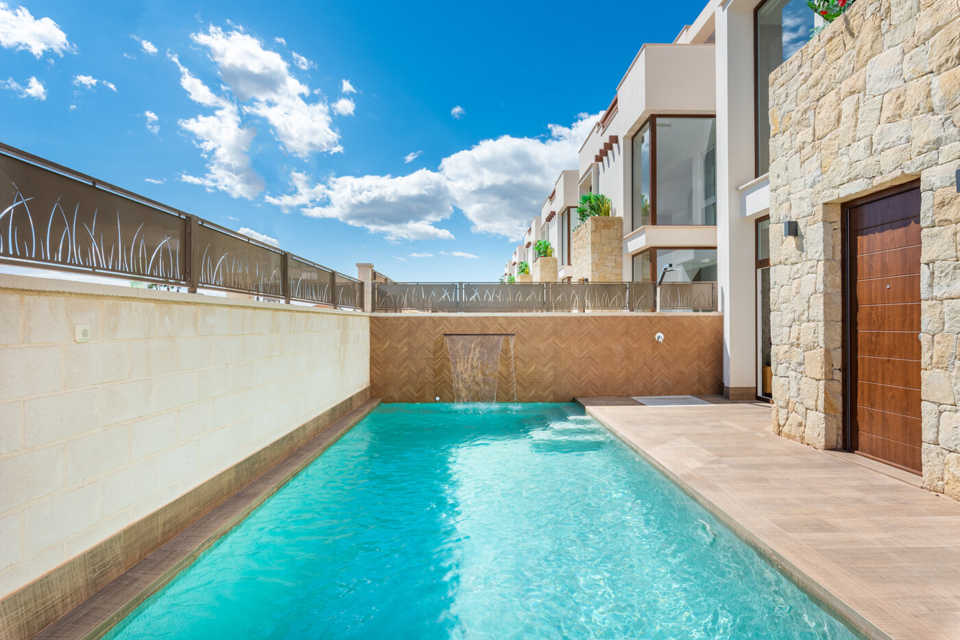 Residencial Laguna Azul — villa exterior and pool