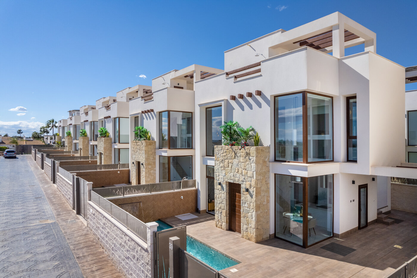 Residencial Laguna Azul — row of villas with pools