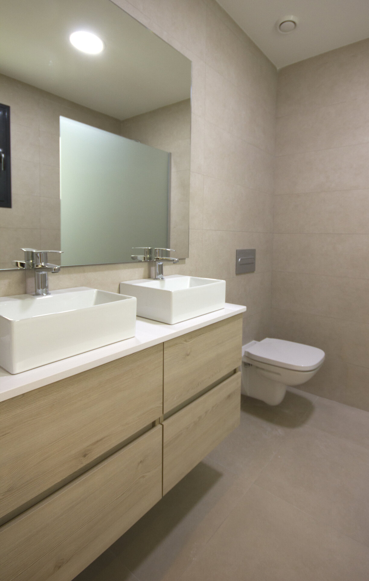 Residencial Saito — bathroom with double vanity, showhouse