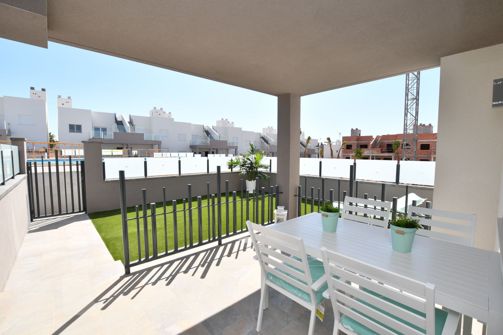 Covered terrace with outdoor dining