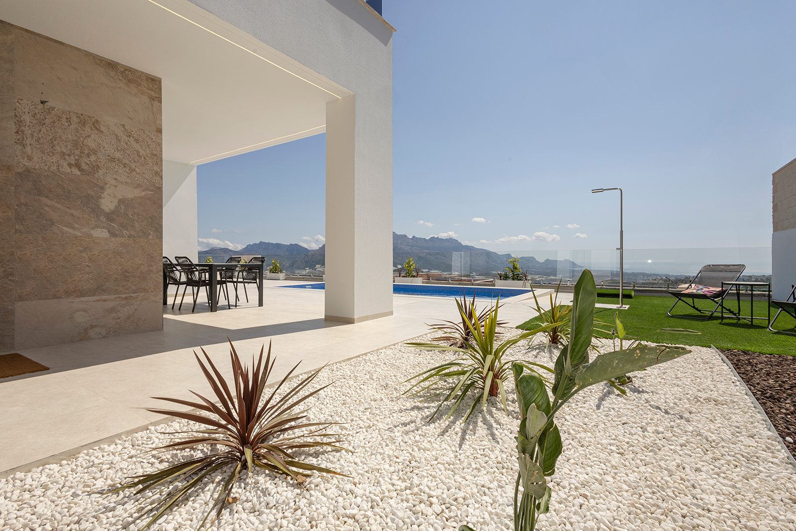 Villa Monte Ponoig — pool with Monte Ponoig mountain view