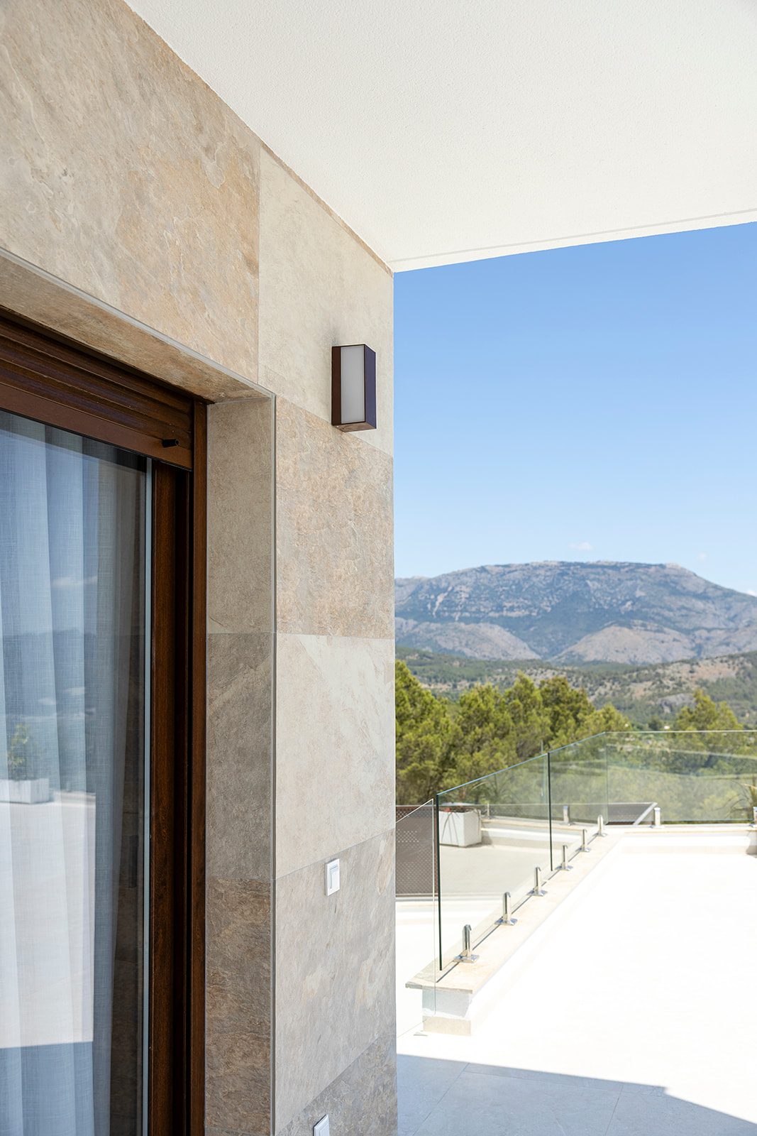 Pool stone feature