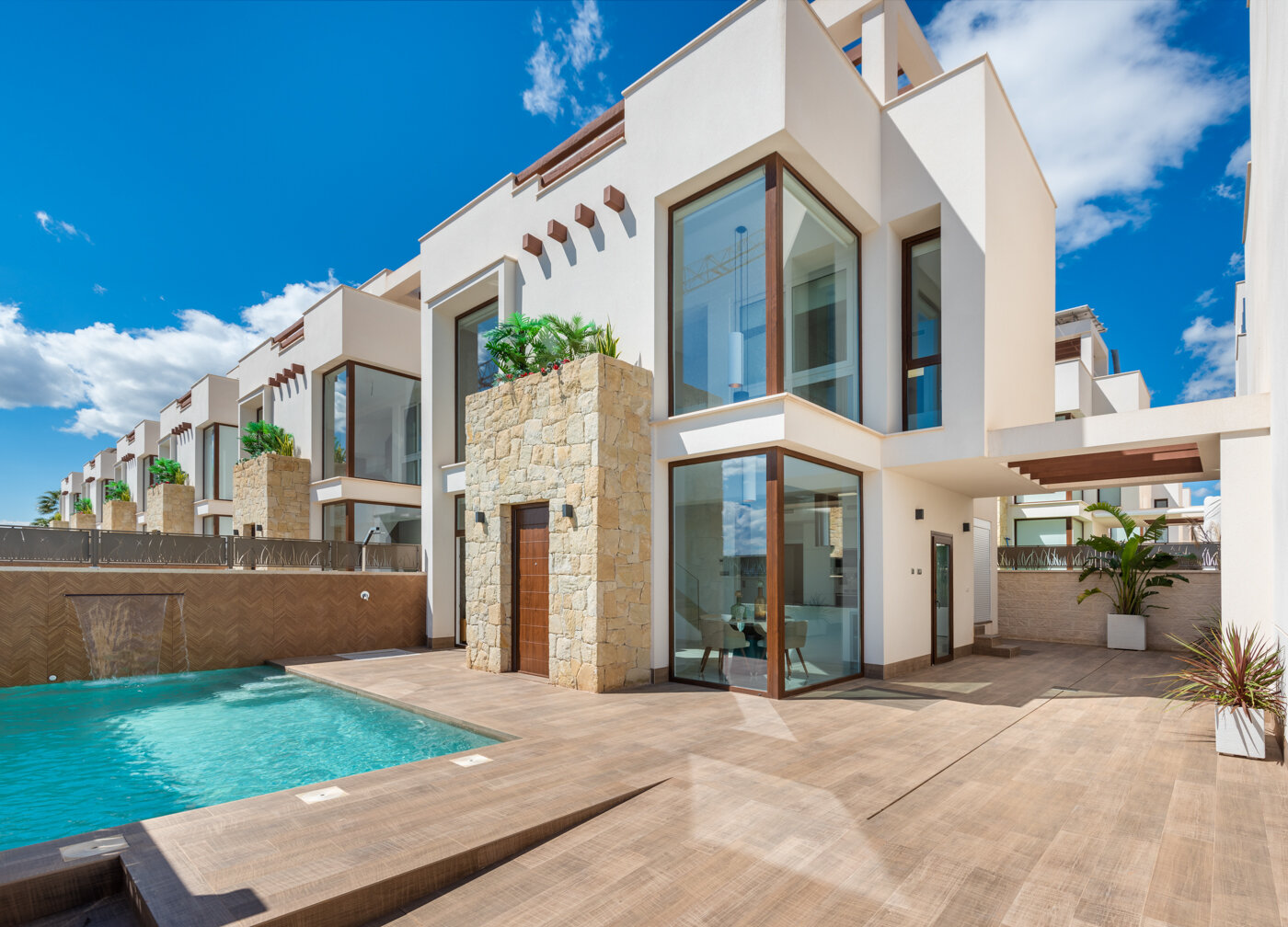 Residencial Laguna Azul — villa with private pool and waterfall, Los Montesinos