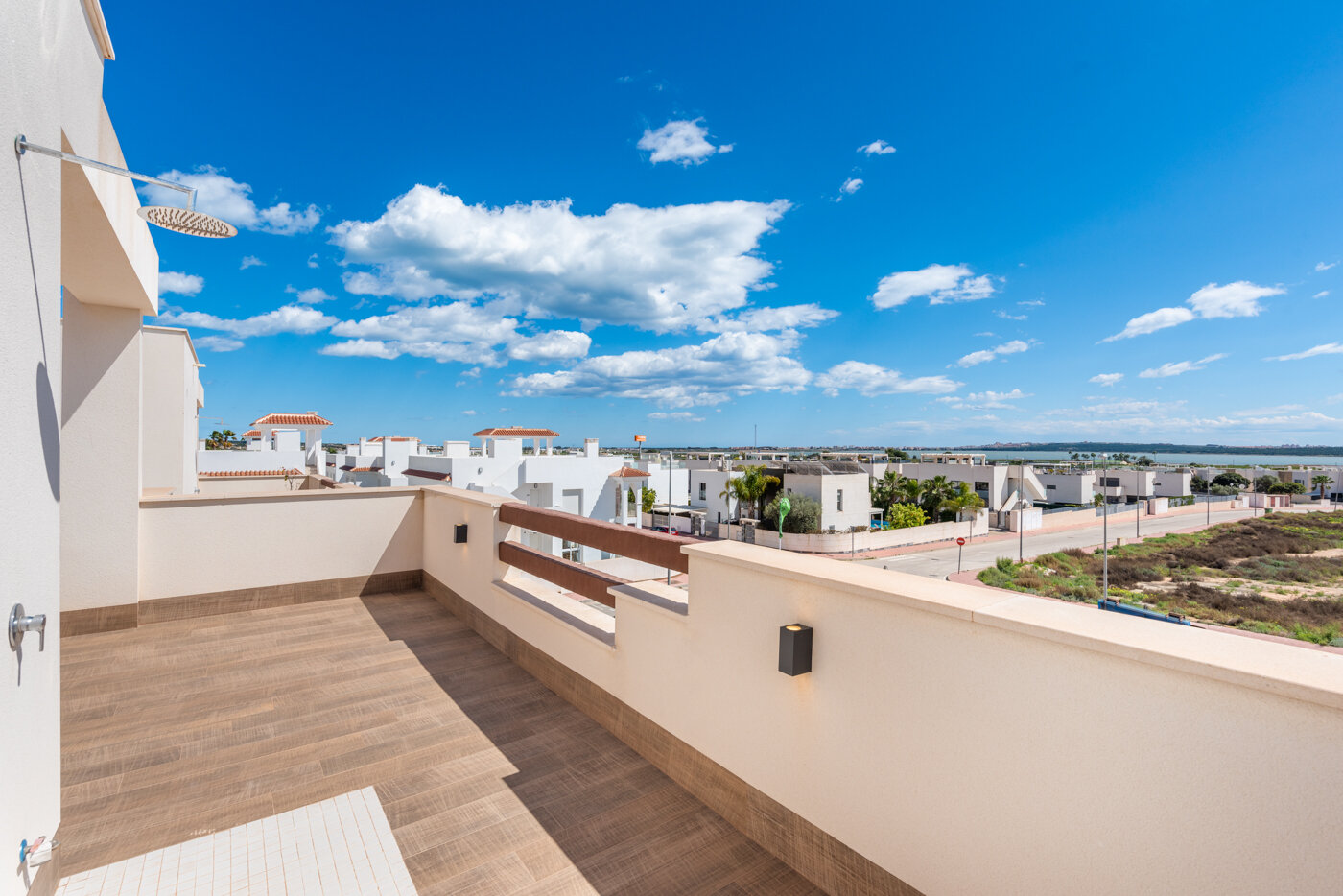 Residencial Laguna Azul — rooftop solarium with views