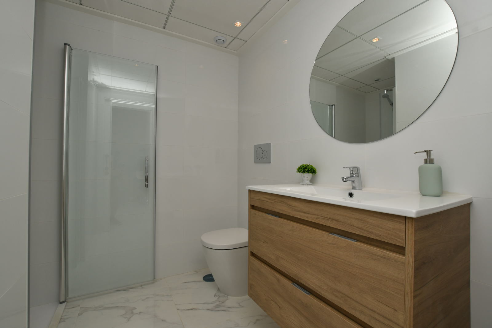 Bathroom with round mirror