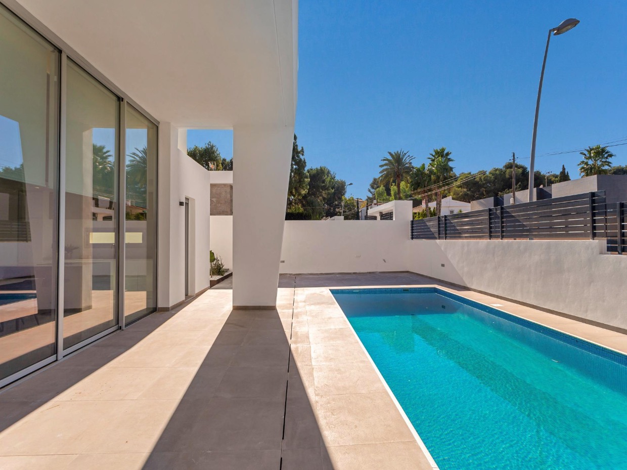 Pool surround