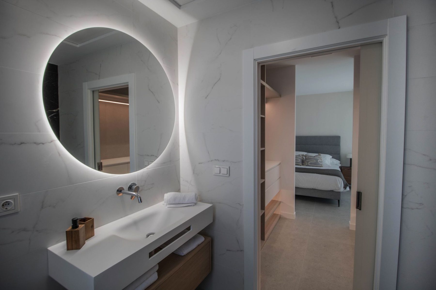 En suite bathroom with walk-in closet