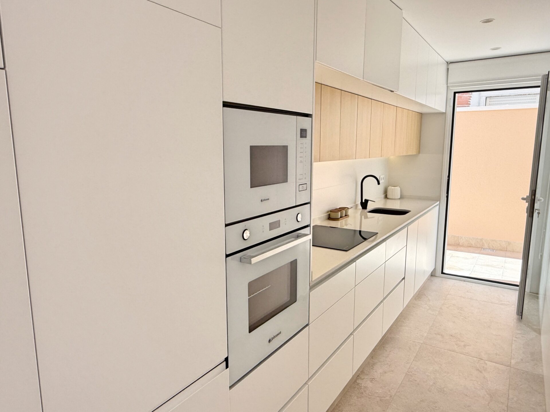 Townhouse showhouse — kitchen with oven
